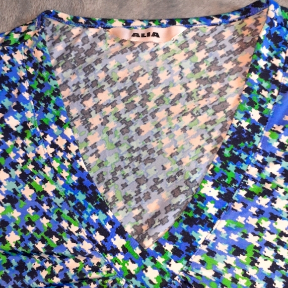 3/$25 Alia ladies plus size top - Picture 2 of 3